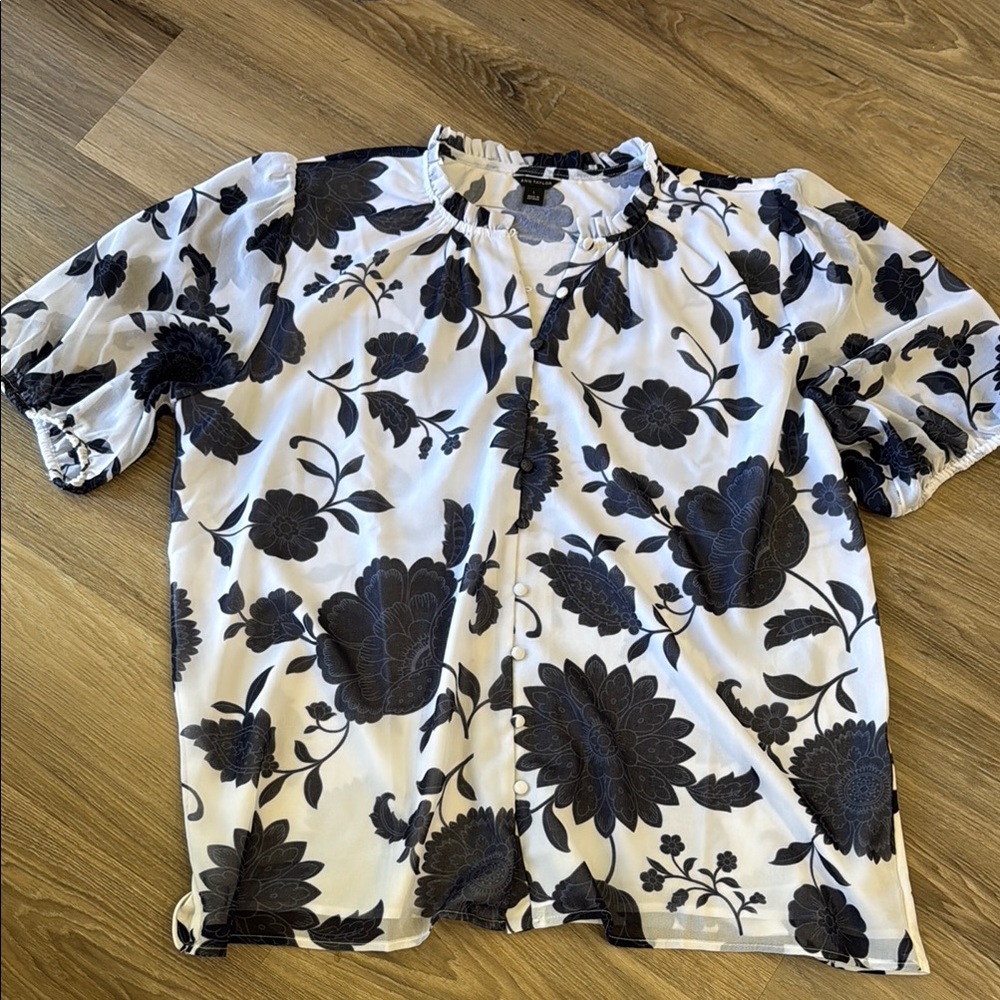 Ann Taylor Floral Navy and White Short Sleeve Blouse
